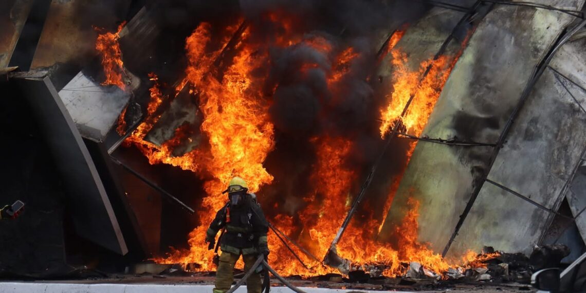 Llamas devoran negocios de Plaza Cinépolis, en Culiacán