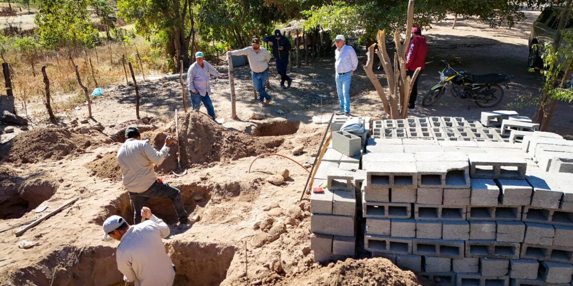 Alcalde Gildardo Leyva supervisa trabajos de construcción de vivienda para 44 familias de El Fuerte