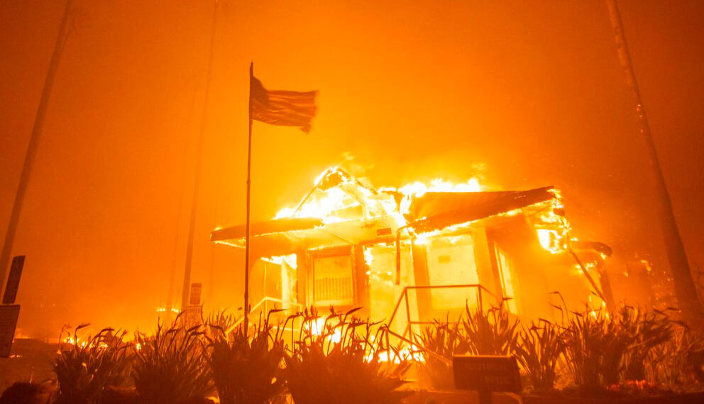 Un tercer incendio agrava la situación en Los Ángeles, California, que declara estado de emergencia