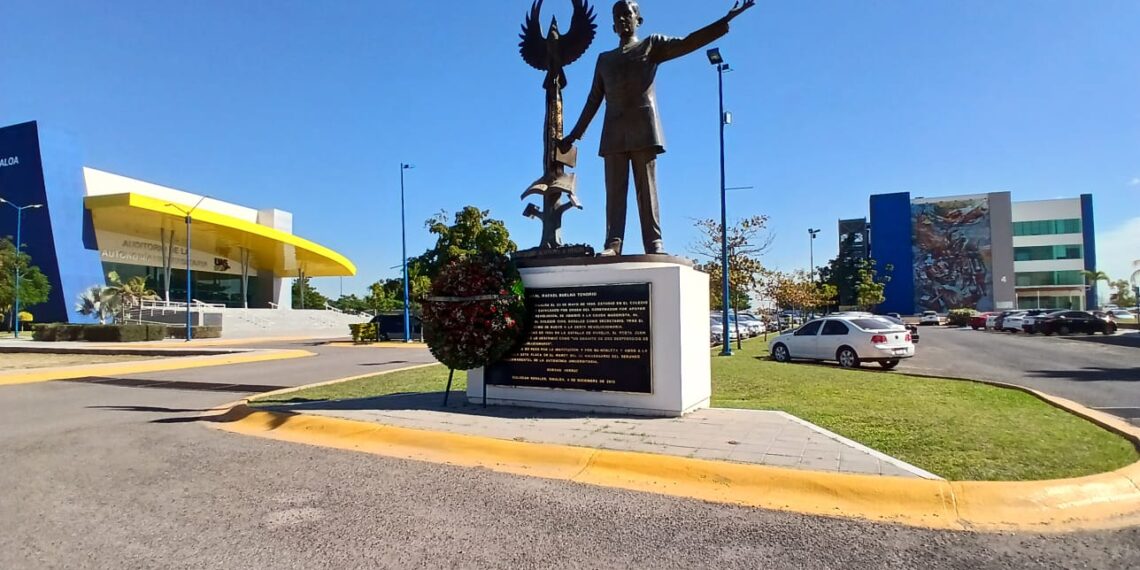 Con una ofrenda floral en el Campus que lleva su nombre, conmemora la UAS el 101 aniversario luctuoso del general Rafael Buelna Tenorio