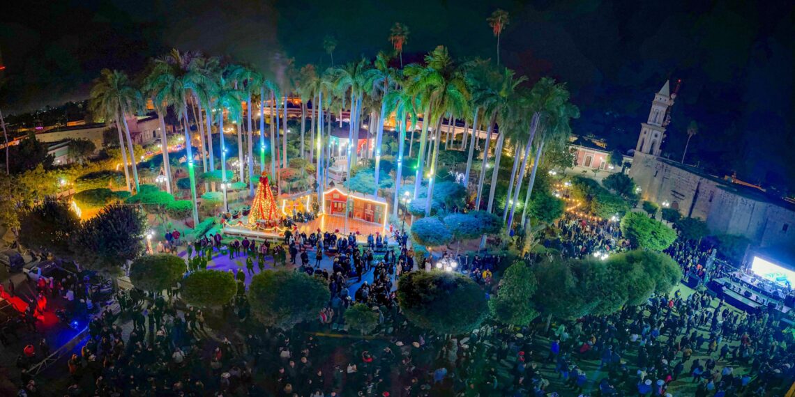 Celebran el Fin de Año con gran baile en la Plaza de Armas de El Fuerte