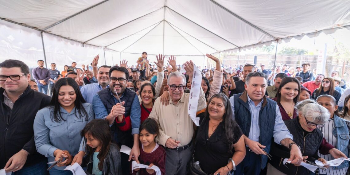 Rubén Rocha Moya y Juan de Dios Gámez cumplen y entregan pavimentación de calle en colonia Renato Vega