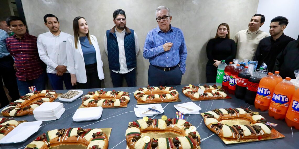 Rocha recorrió varias oficinas de Gobierno para recibir a los trabajadores que reanudaron labores