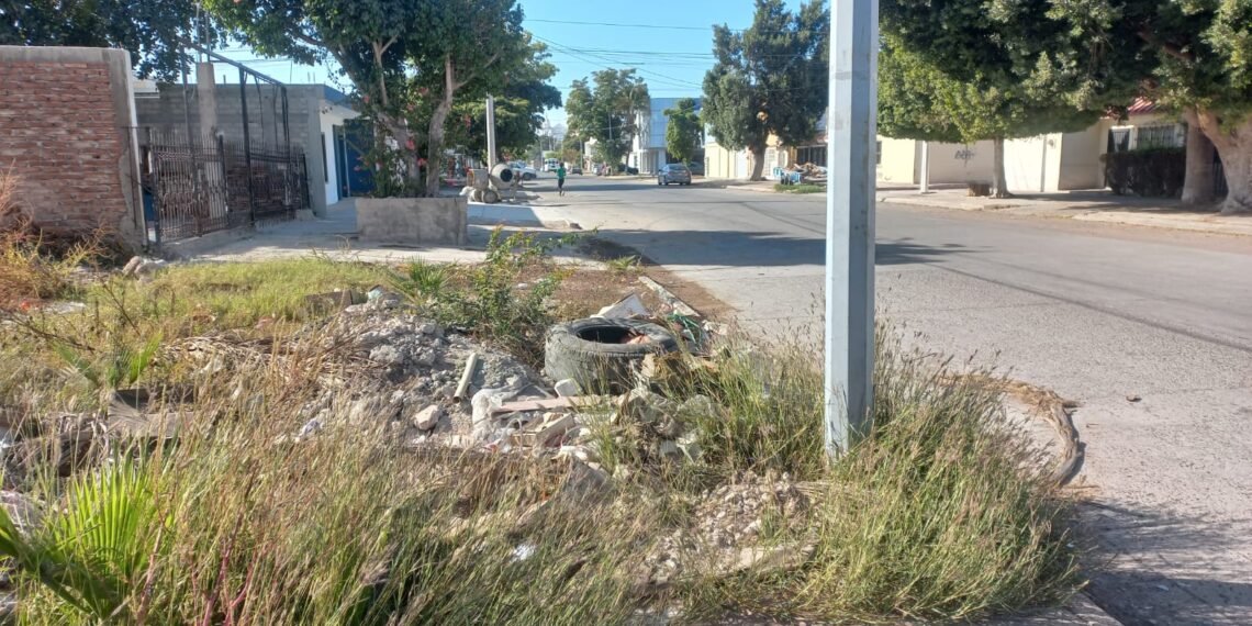 Denuncian escombros sobre la Niños Héroes y Carranza, Los Mochis – NR | NOTICIAS