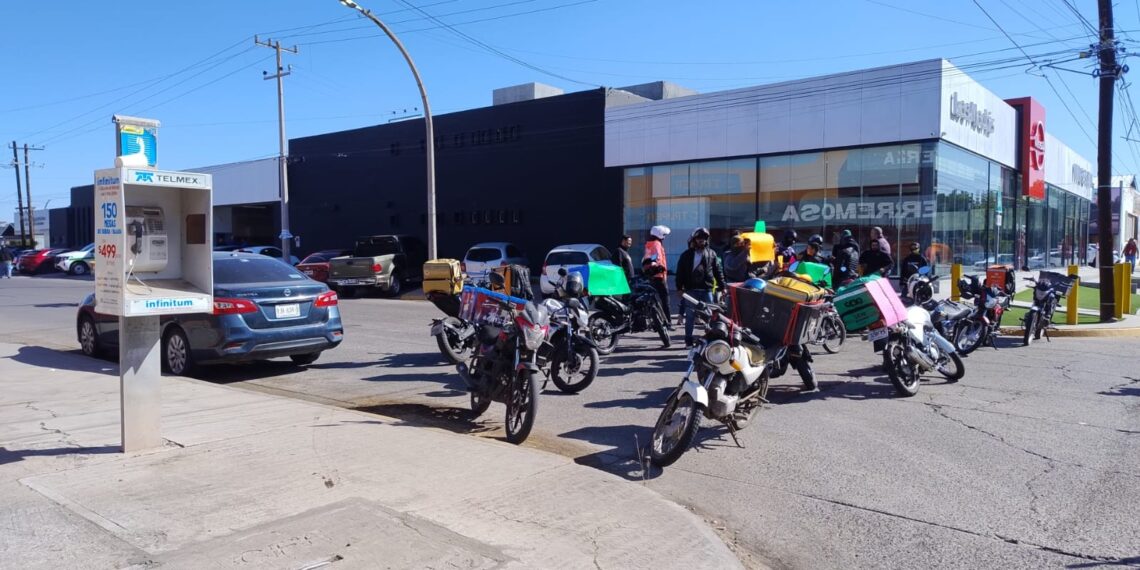 Repartidores de Los Mochis se manifiestan a las afueras de una agencia de autos