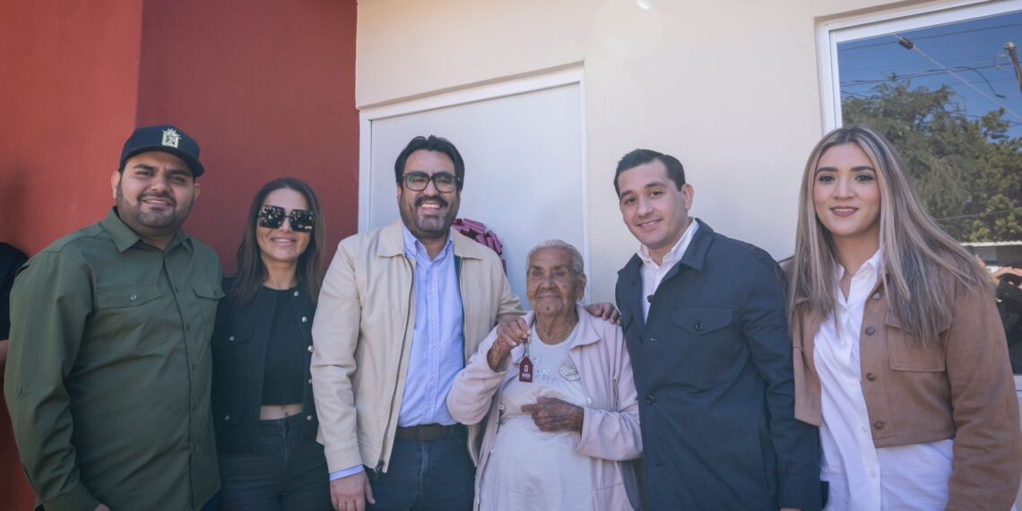 A sus 90 años de edad, Isabel Pérez Morales recibe vivienda de Juan de Dios Gámez