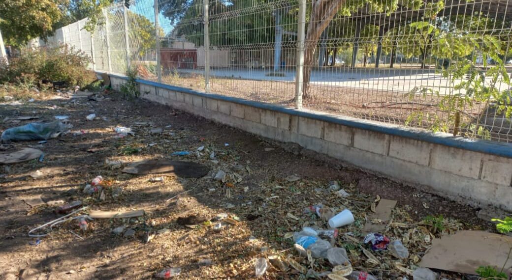 Vecinos reportan montones de basura en escuela pública – NR | Noticias
