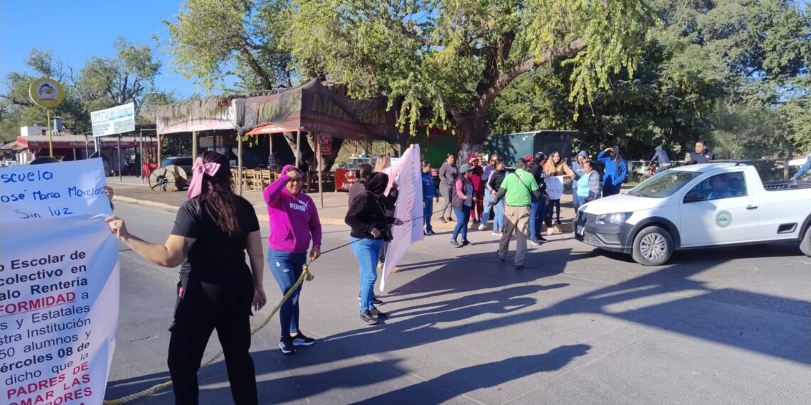 Padres de familia bloquean la carretera Los Mochis – Topolobampo. NR | Noticias