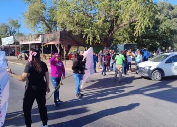 Padres de familia bloquean la carretera Los Mochis – Topolobampo. NR | Noticias