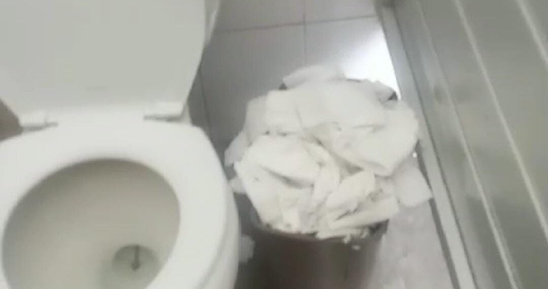 ¡Un cochinero! Denuncia falta de higiene en baños de la Zona 030 – NR | NOTICIAS