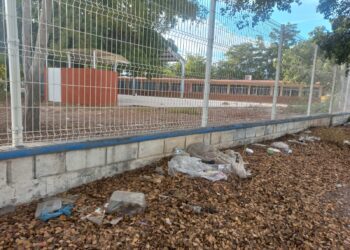 Vecinos de la colonia centro reportan contaminación por basura en escuela. NR | Noticias.
