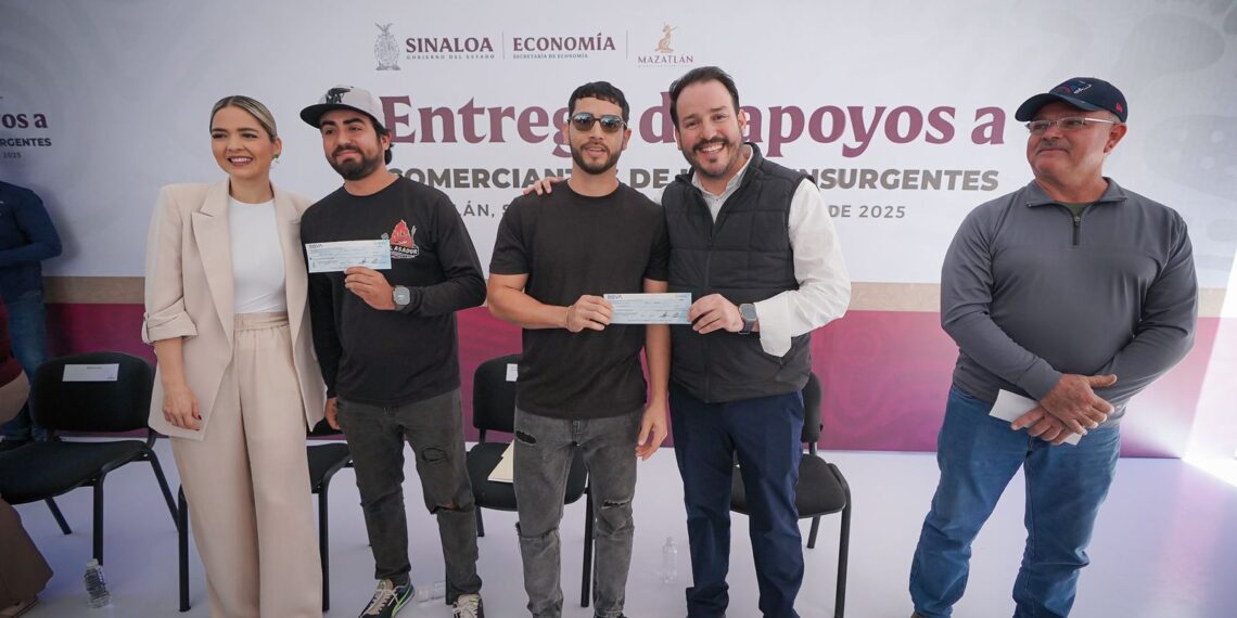 Gobierno de Sinaloa entrega apoyos y créditos a comerciantes de la Avenida Insurgentes en Mazatlán