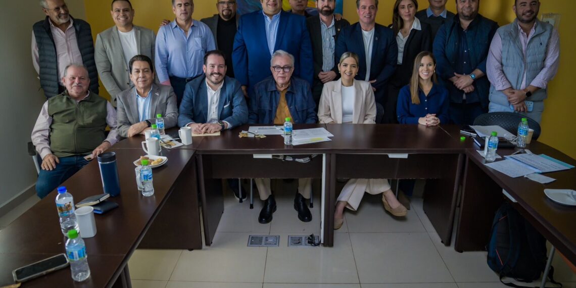 Gobernador Rocha se reúne con integrantes de la Intercamaral de Mazatlán