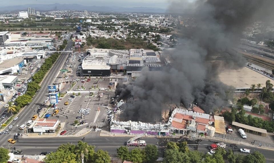 Un incidente al interior de dos unidades económicas originó el incendio: Roy Navarrete