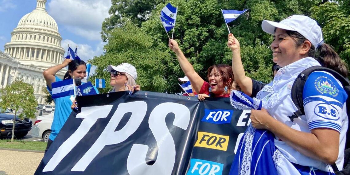 Centroamericanos no pierden la esperanza de que Biden apruebe el TPS esta semana