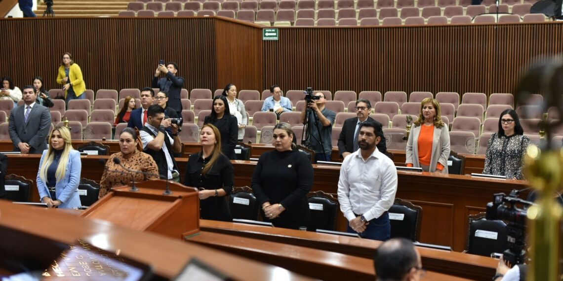 Diputados guardan minuto de silencio en memoria de víctimas de violencia que afecta a Sinaloa