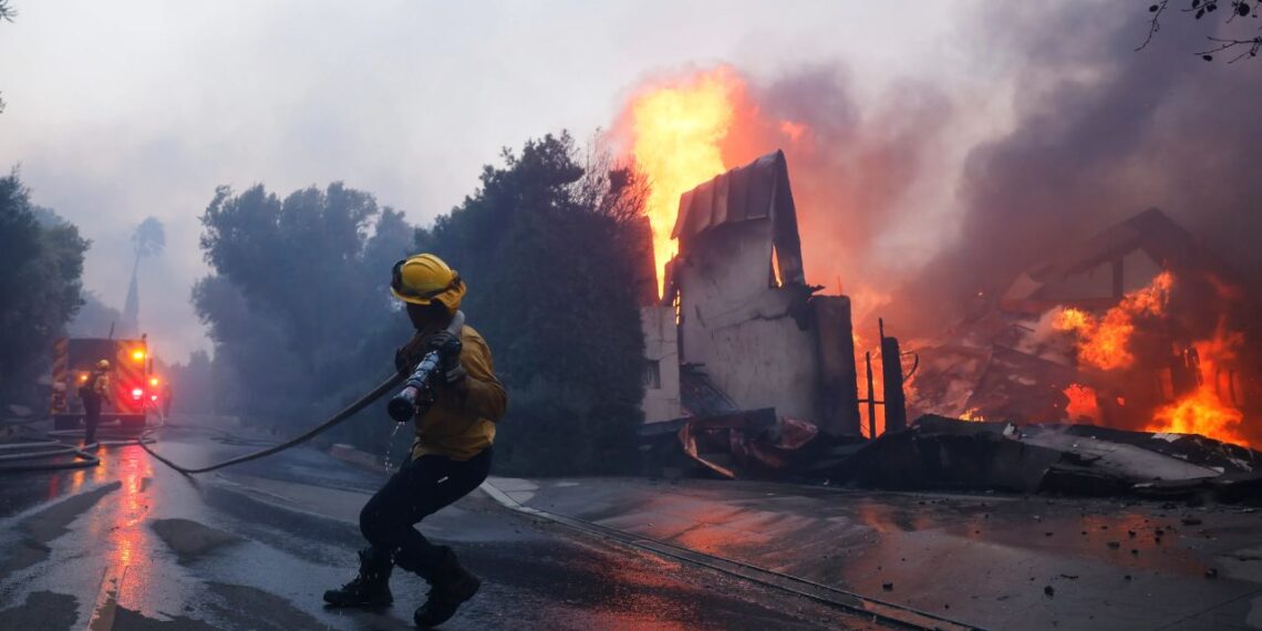 Los incendios en Los Ángeles comienzan a ceder, mientras autoridades combaten los saqueos