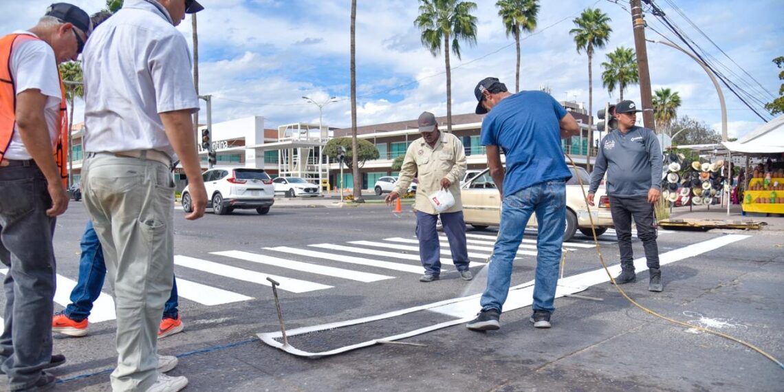 Retocan los pasos peatonales en Ahome, se busca garantizar la seguridad vial