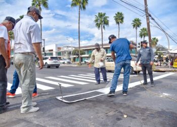 Retocan los pasos peatonales en Ahome, se busca garantizar la seguridad vial