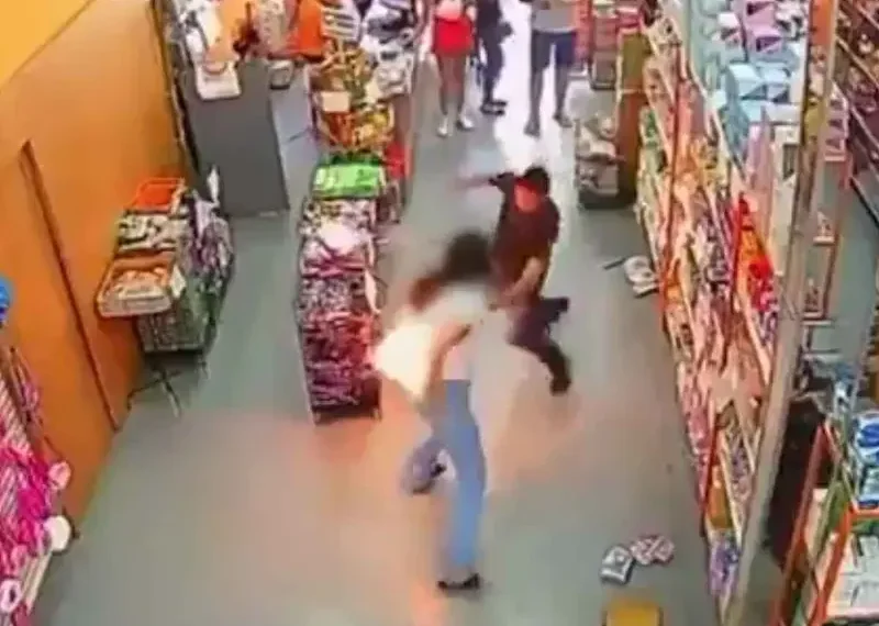 Cámara capta el momento en el que una mujer se incendia tras explotar su celular en su bolsillo