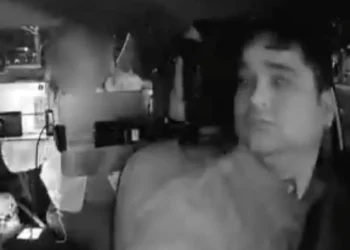 Mujer amenaza a conductor de Uber con navaja por si intenta ‘algo raro’