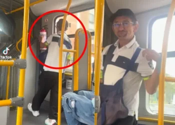 “Rata de dos patas”: Captan a sujeto robándose un extintor en el transporte público