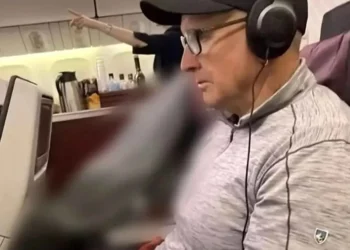 Mujer muere en avión y obligan a pareja a viajar junto al cadáver por 15 horas