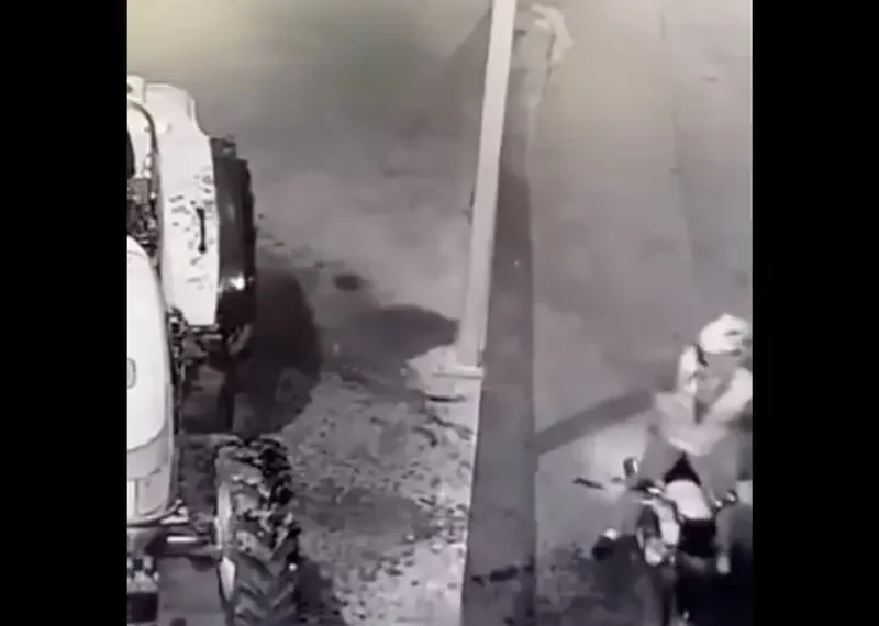 VIDEO: Delincuente intentaba incendiar un vehículo y termina inmolado