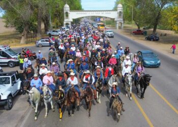 Más de 500 cabalgateros acompañan a Gerardo Vargas en recorrido por la Mochis – Ahome