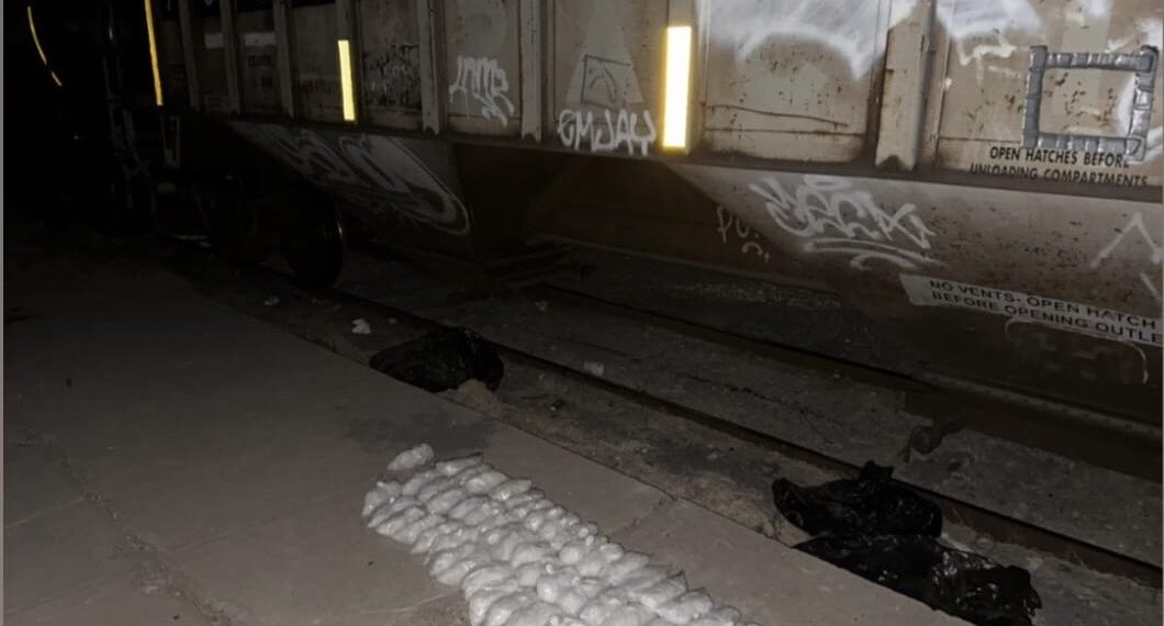 Aseguran más de 100 bolsas con metanfetamina en El Fuerte; estaban debajo de un tren