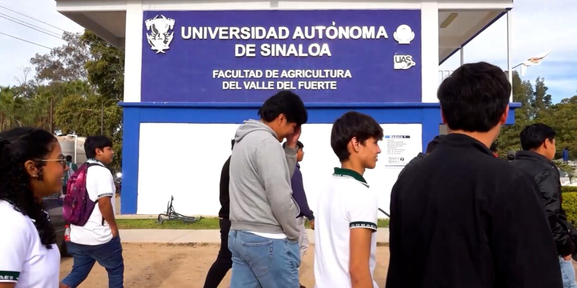Egresados de la Facultad de Agricultura Valle del Fuerte de la UAS se acercan a ella para regresar un poco de lo mucho que recibieron en su formación