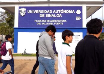 Egresados de la Facultad de Agricultura Valle del Fuerte de la UAS se acercan a ella para regresar un poco de lo mucho que recibieron en su formación