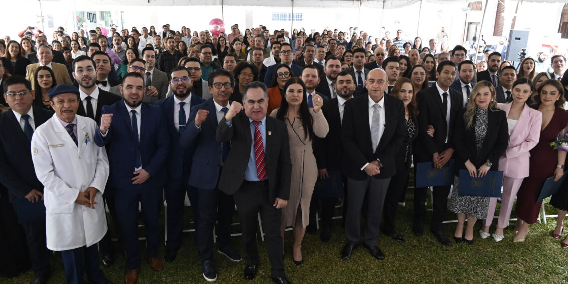 Con el orgullo de haberse formado en la UAS, egresan 54 médicos de 15 especialidades del Centro de Investigación y Docencia en Ciencias de la Salud (CIDOCS)
