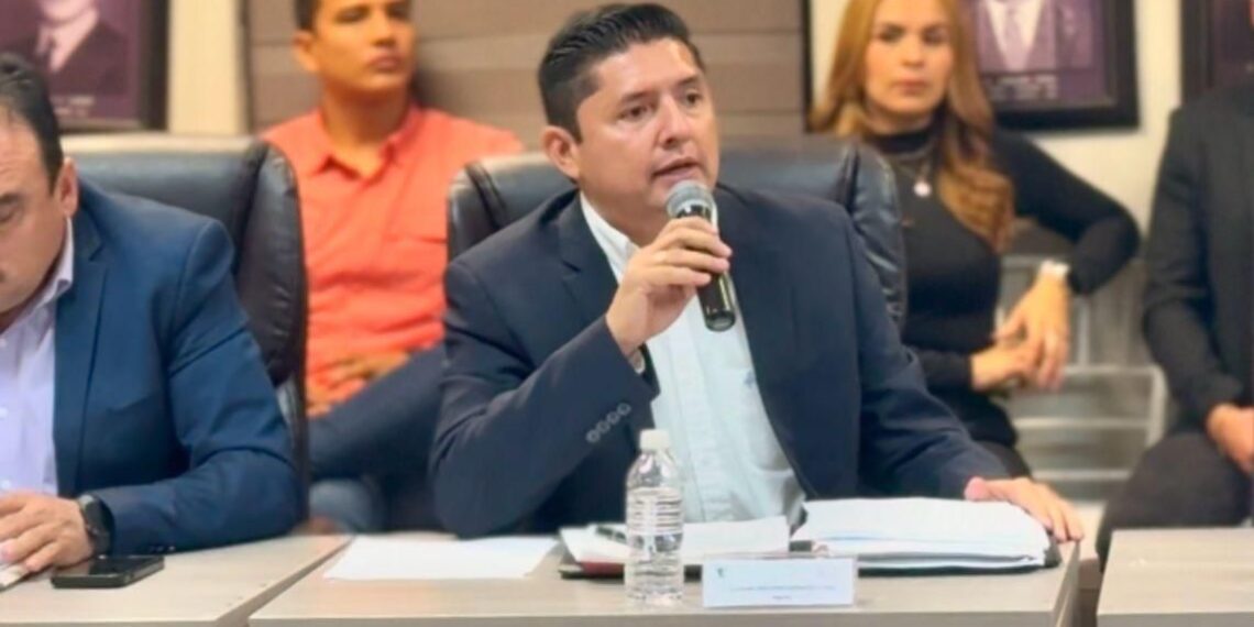 Regidor César Gerardo impulsa supervisión en la instalación de paneles solares en Ahome