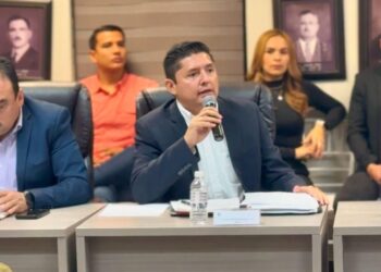 Regidor César Gerardo impulsa supervisión en la instalación de paneles solares en Ahome