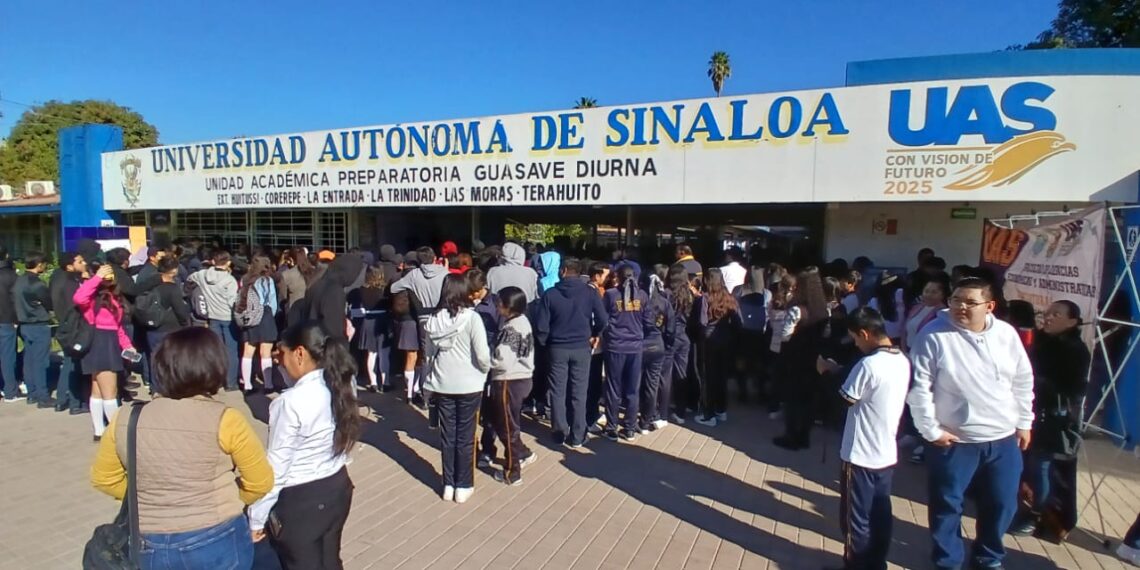 Con todas las opciones educativas que tiene la UAS, jóvenes hacen suya la Muestra Profesiográfica 2025 en la Preparatoria Guasave Diurna