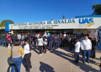 Con todas las opciones educativas que tiene la UAS, jóvenes hacen suya la Muestra Profesiográfica 2025 en la Preparatoria Guasave Diurna