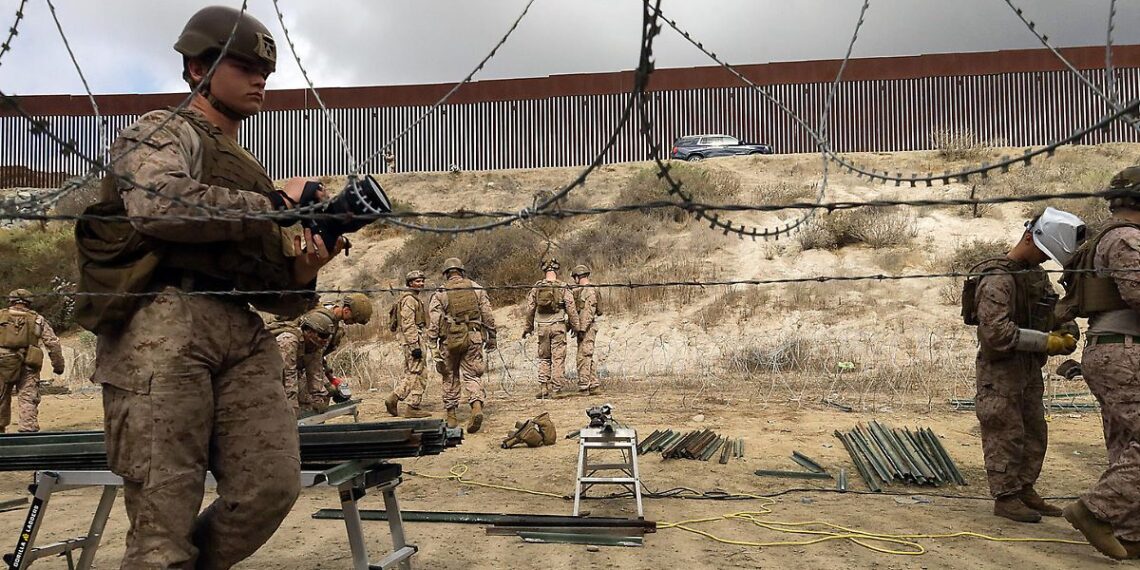 EE.UU. refuerza con alambre de púas el muro fronterizo entre San Diego y Tijuana