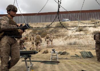 EE.UU. refuerza con alambre de púas el muro fronterizo entre San Diego y Tijuana