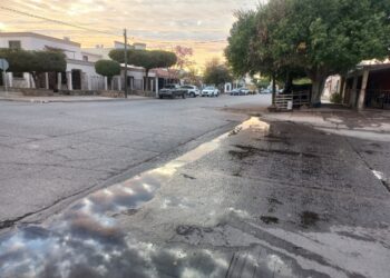 Ciudadanos reportan fuga de agua en calle Heriberto Valdez – NR | NOTICIAS
