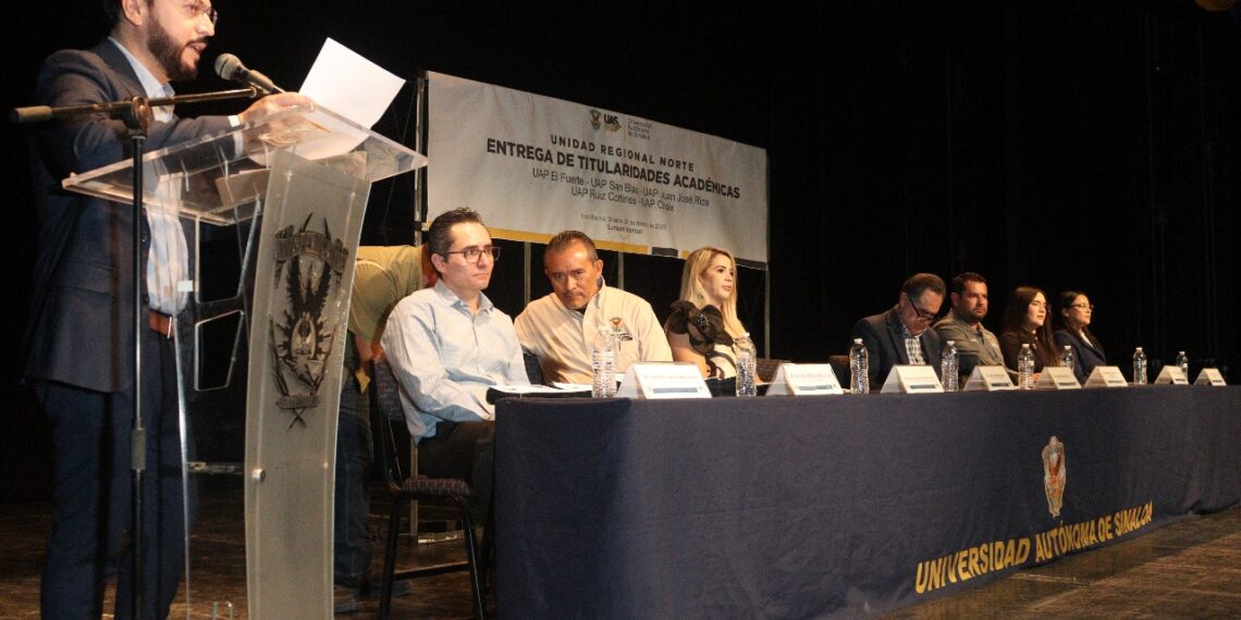 Con un llamado a fortalecer la unidad y concentrarse en las funciones sustantivas de la UAS, el Rector Jesús Madueña entregó 183 titularidades a docentes de la Unidad Regional Norte