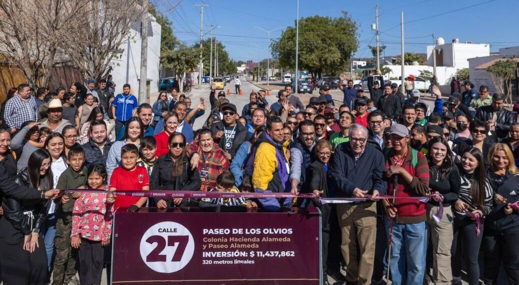 Rubén Rocha y Juan de Dios Gámez entregan calle pavimentada número 27 en colonia Las Alamedas