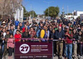 Rubén Rocha y Juan de Dios Gámez entregan calle pavimentada número 27 en colonia Las Alamedas