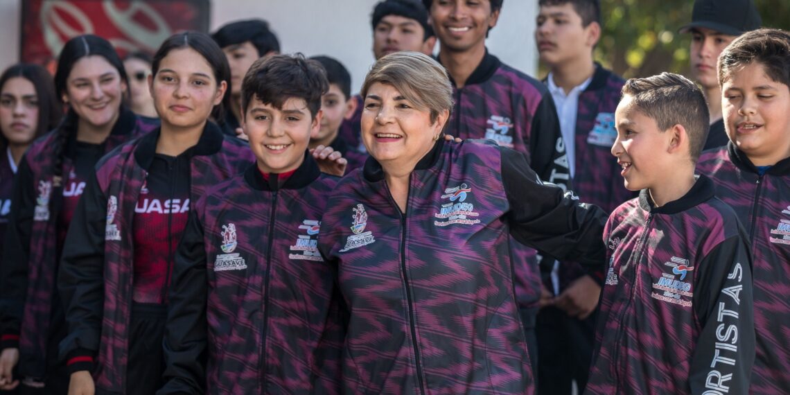 La alcaldesa de Guasave entrega material a deportistas que participarán en los Juegos CONADE 2025