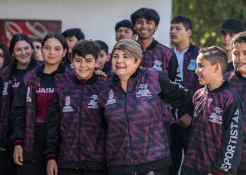 La alcaldesa de Guasave entrega material a deportistas que participarán en los Juegos CONADE 2025
