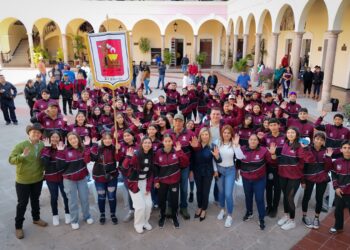 Alcalde Gildardo Leyva realiza abanderamiento oficial a 150 atletas y entrenadores rumbo a los Juegos CONADE 2025
