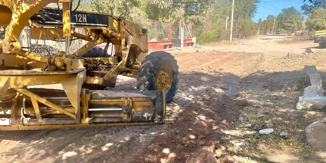 Gobierno de El Fuerte trabaja en la rehabilitación decalle 5 de Mayo en San Blas