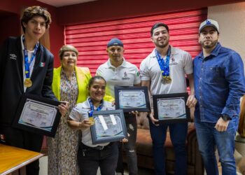 La alcaldesa, Dra. Cecilia Ramírez, reconoce a Pauleth Mejía, Luis Carlos López y Jesús Jáuregui por su destacada participación en el Gran Prix de Paratletismo Dubai 2025