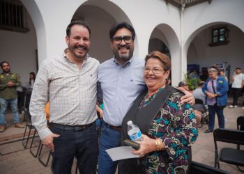 Juan de Dios Gámez continúa con la entrega de cheques del Programa de Apoyos Económico Emergentes