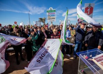 El Municipio, la SEBIDES y la sociedad trabajan Juntos por una Playa Limpia en Las Glorias